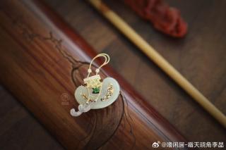 金银器#两枚和田玉胸针吊坠,都是18k金镶嵌明清和田玉,荷包款可爱
