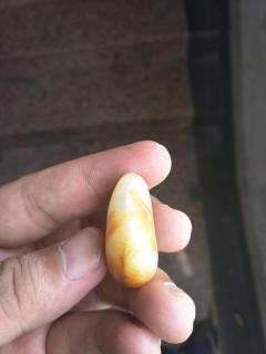 什么样的和田玉籽料原石适合原石佩戴或包金佩戴呢