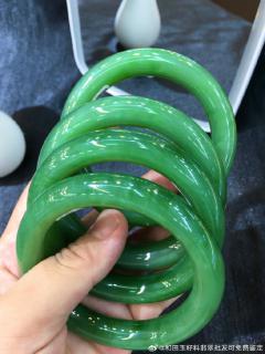 和田玉碧玉手镯新品,肥美圆条,俄碧,阳绿色,颜色漂亮,无黑点,佩戴效果