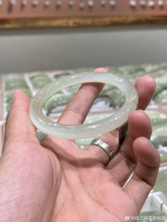 十六【和田玉】白冰起荧光手镯
